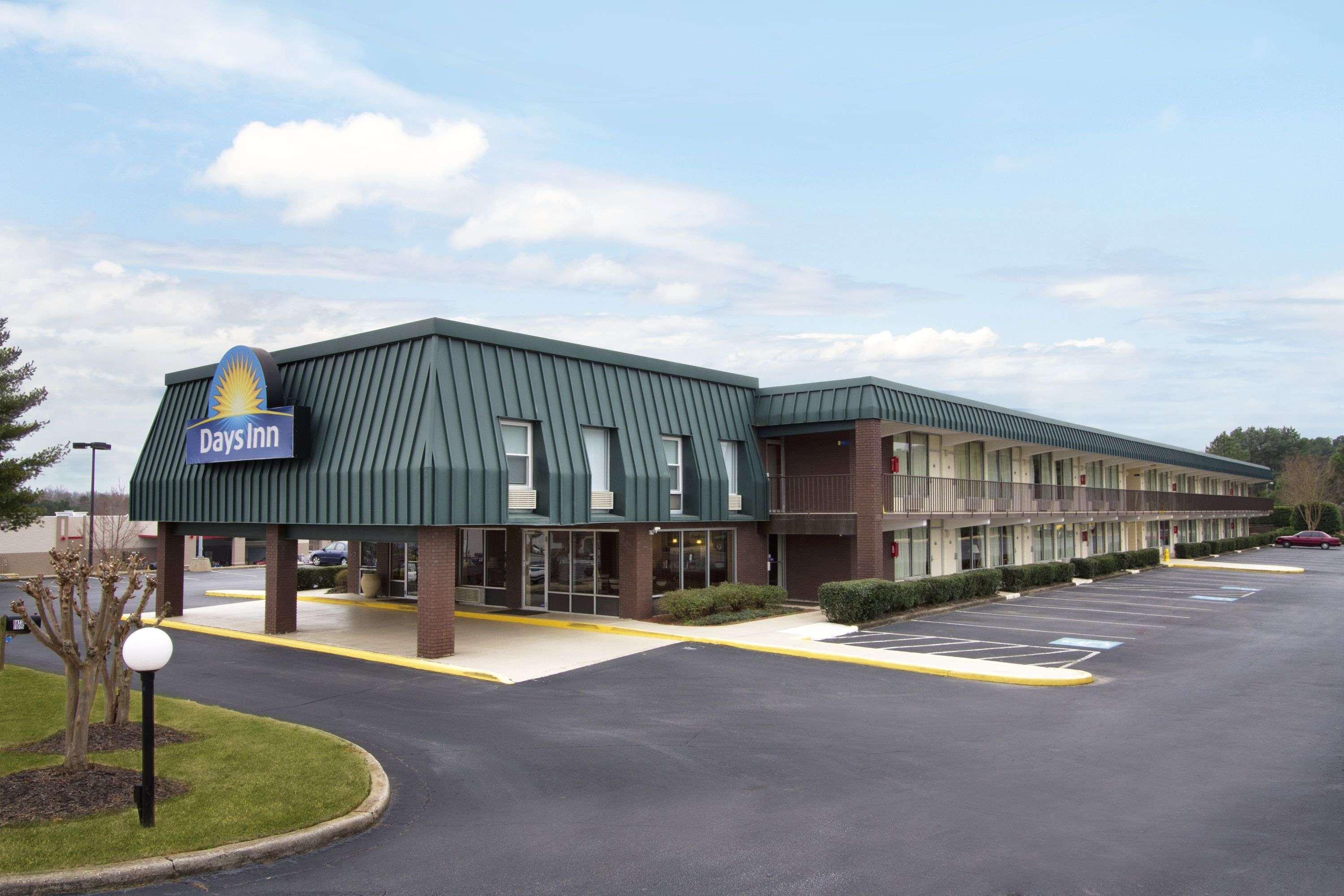 Days Inn By Wyndham Seneca-Clemson Bagian luar foto