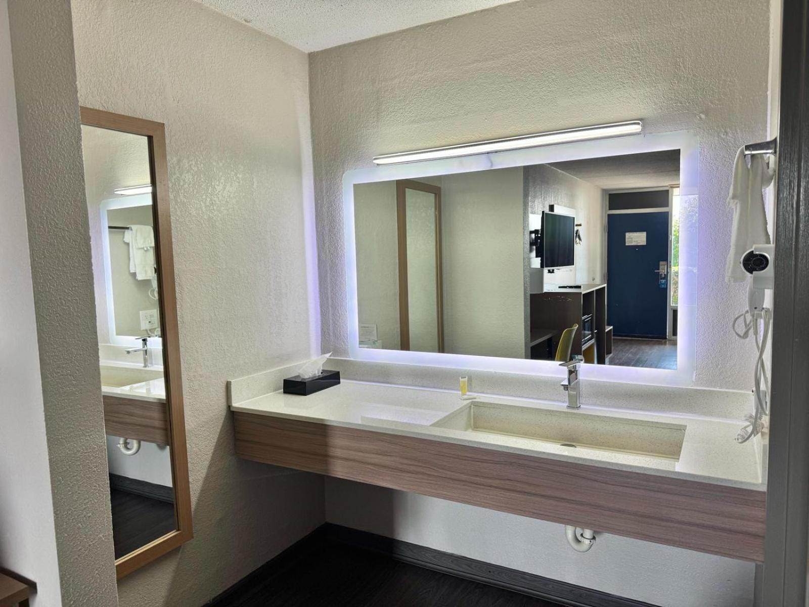 Days Inn By Wyndham Seneca-Clemson Bagian luar foto
