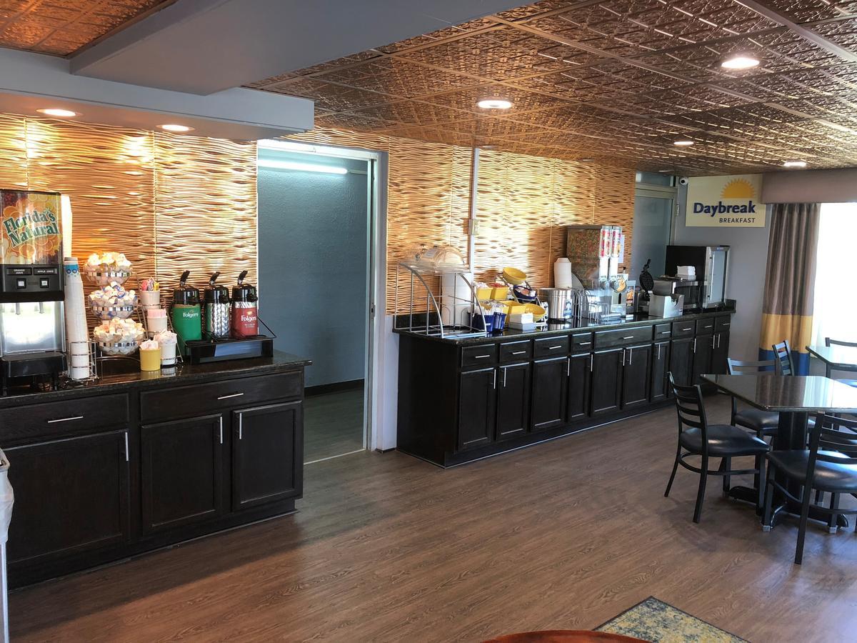 Days Inn By Wyndham Seneca-Clemson Bagian luar foto